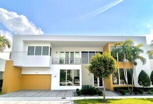 10258 NW 74th Terrace in Doral, FL - Building Photo