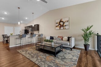 Redwood Grand Rapids in Grand Rapids, MI - Foto de edificio - Building Photo