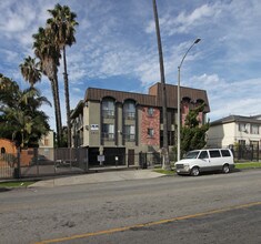 1611 N Hobart Blvd in Los Angeles, CA - Foto de edificio - Building Photo