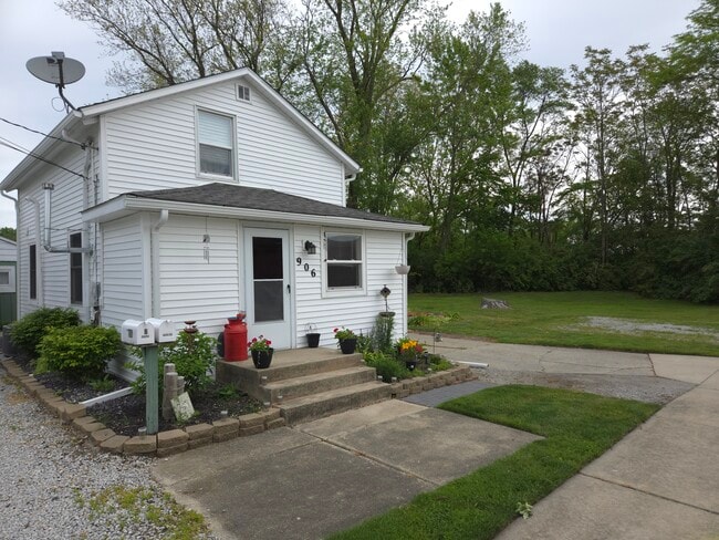 906 E Clark St, Unit A in Crown Point, IN - Foto de edificio - Building Photo