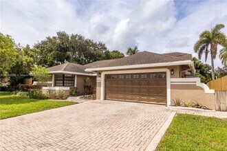 8775 SW 57th St in Cooper City, FL - Foto de edificio - Building Photo