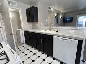 7570 W Flamingo Rd in Las Vegas, NV - Building Photo - Building Photo