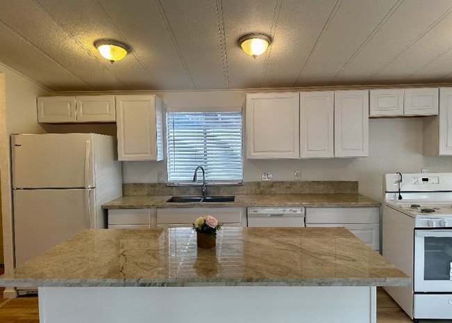 1780 Cyprus Ln in Bullhead City, AZ - Building Photo - Building Photo