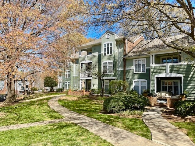 1011 Nicholwood Dr, Unit 105 in Raleigh, NC - Foto de edificio