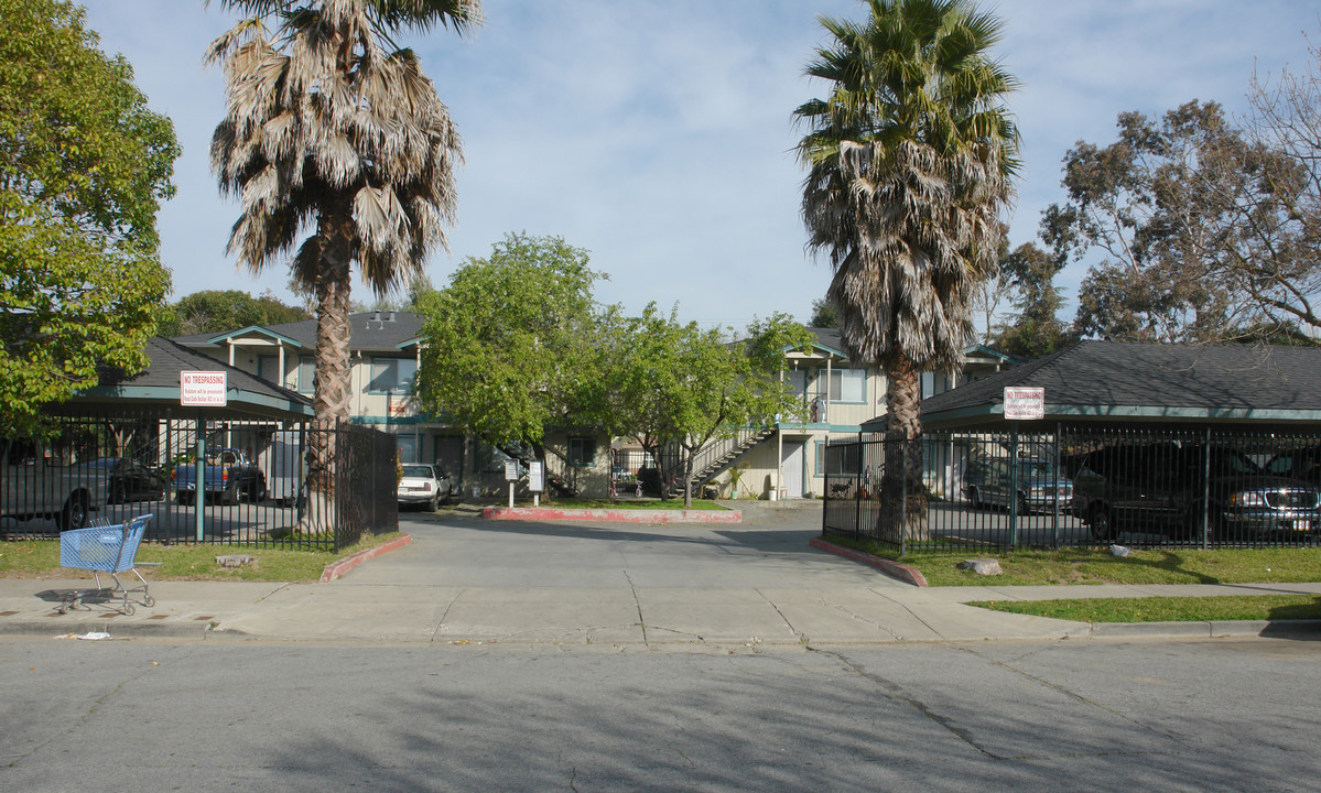 425 E 8th St in Gilroy, CA - Building Photo