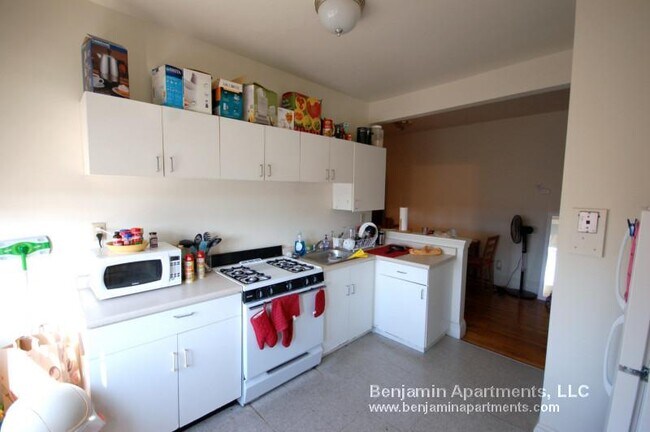 1786 Beacon St, Unit 7 in Brookline, MA - Building Photo - Building Photo