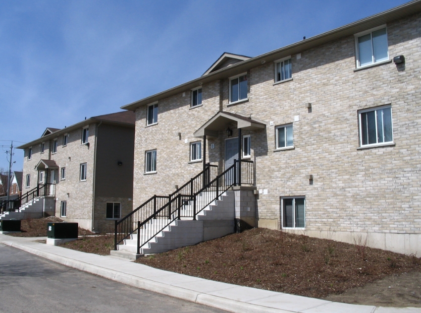 Walnut Apartments in Kitchener, ON - Building Photo