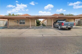 2405 Redbud Ave-Unit -A in McAllen, TX - Foto de edificio - Building Photo
