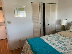 1014 Manatee Rd, Unit 203 in Naples, FL - Foto de edificio - Building Photo