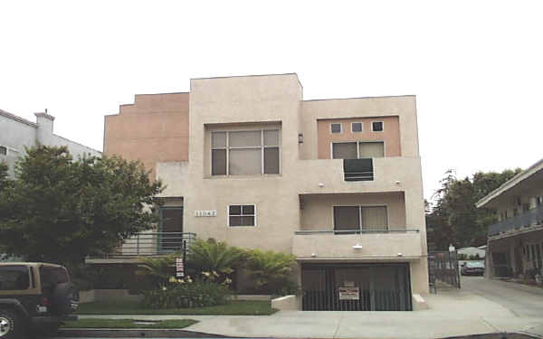 11042 Camarillo St in North Hollywood, CA - Foto de edificio - Building Photo