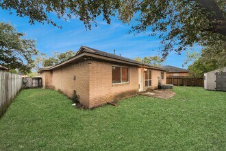 10711 Forest Leaf Dr in Sugar Land, TX - Building Photo - Building Photo