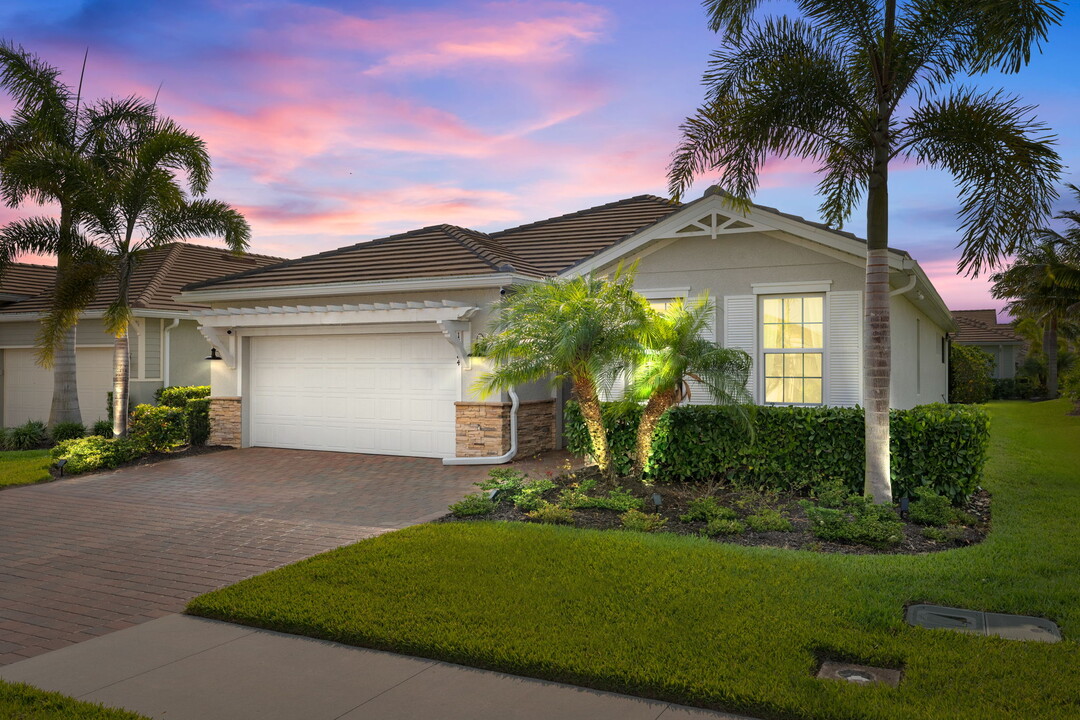 14484 Stillwater Way in Naples, FL - Building Photo