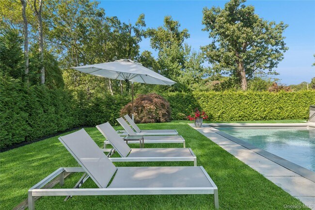 13 Sherwood Rd in Hampton Bays, NY - Building Photo - Building Photo