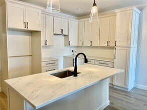 903 Oakridge Cmns in South Salem, NY - Building Photo - Building Photo