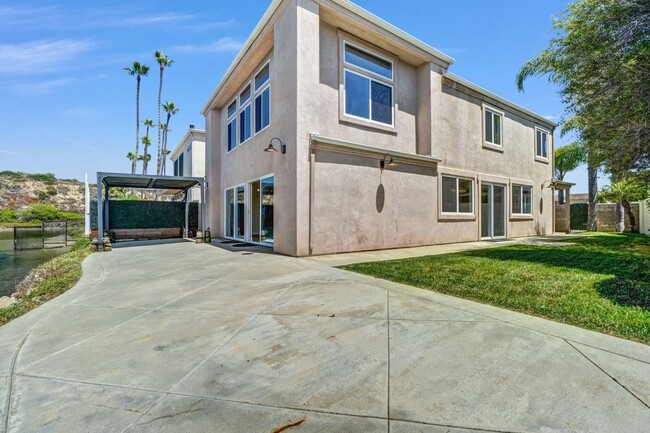 6 Canal Cir in Newport Beach, CA - Building Photo - Building Photo
