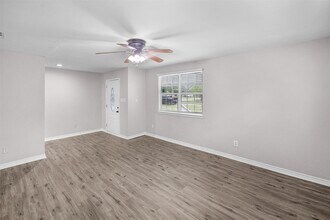 16766 Lake Cir in Conroe, TX - Building Photo - Building Photo