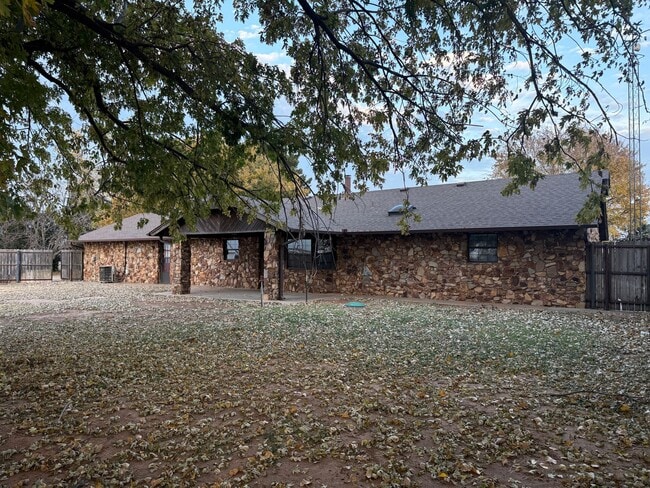 10023 Lark Rd in Weatherford, OK - Building Photo - Building Photo