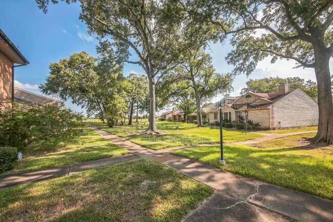 4802 Oak Hollow St in Baytown, TX - Building Photo - Building Photo