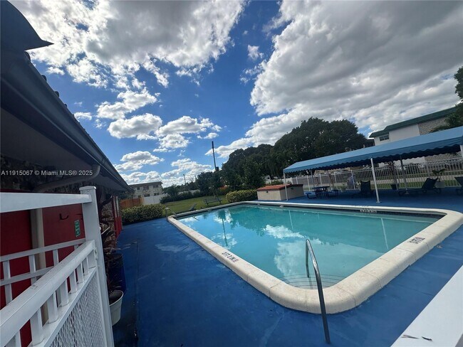 1700 NW 58th Terrace in Sunrise, FL - Building Photo - Building Photo