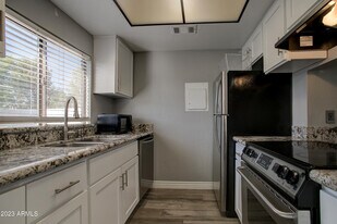 2215 W Augusta Ave in Phoenix, AZ - Building Photo