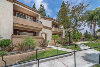 Meadowood in Simi Valley, CA - Foto de edificio - Building Photo