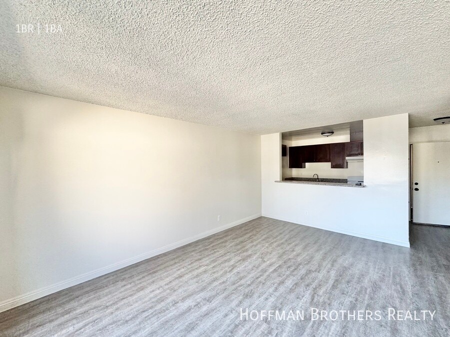 20339 Saticoy St in Los Angeles, CA - Foto de edificio