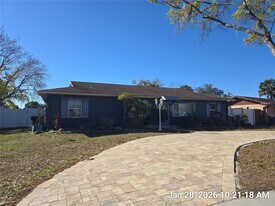 1013 Greenbriar Dr in Brandon, FL - Building Photo