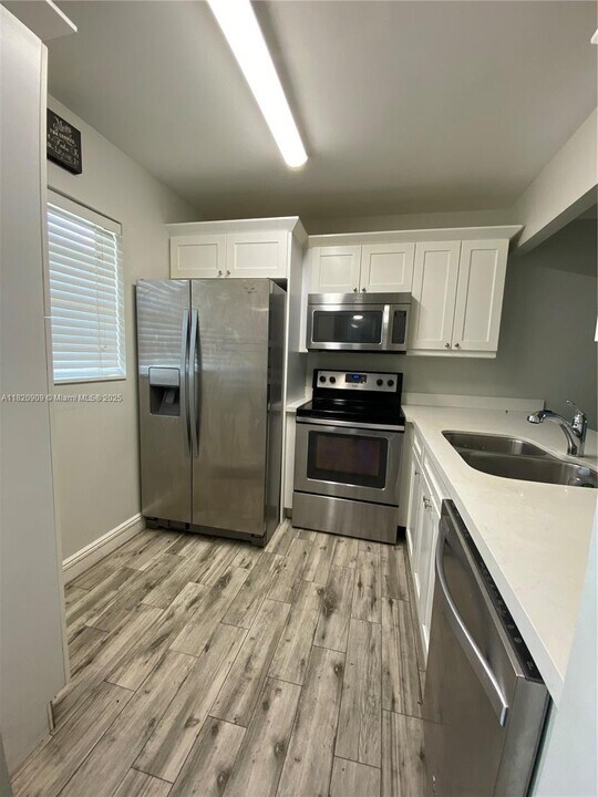 5181 W Oakland Park Blvd in Lauderdale Lakes, FL - Building Photo
