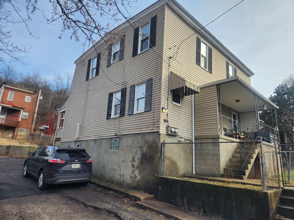 48 Dolphin Way in Pittsburgh, PA - Foto de edificio