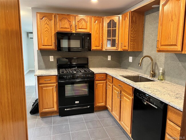 24 Lindner Pl in Smithtown, NY - Foto de edificio - Building Photo