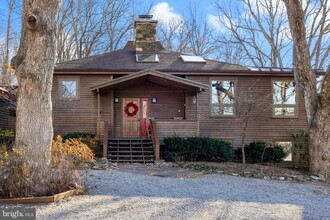 140 Paris Heights Ln in Paris, VA - Foto de edificio - Building Photo