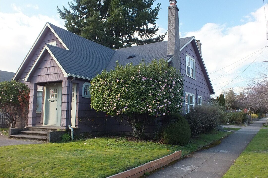 6835 NE Glisan St in Portland, OR - Building Photo