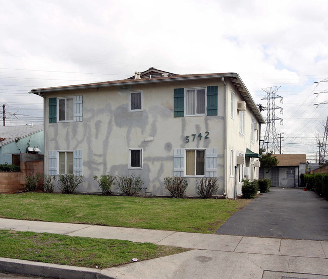 5742 Willowcrest Ave in North Hollywood, CA - Foto de edificio - Building Photo