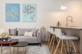 323 Pine St in Jersey City, NJ - Building Photo - Building Photo