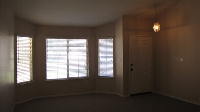 8615 Blue Heron Dr in Bakersfield, CA - Building Photo - Building Photo