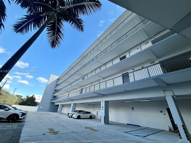 2285 SW 27th St in Miami, FL - Foto de edificio - Building Photo