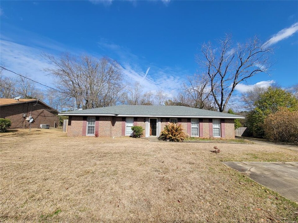 3207 McGehee Rd in Montgomery, AL - Building Photo