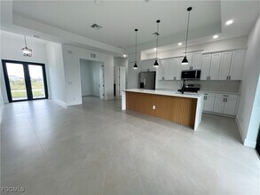 1302 NW 13th Terrace in Cape Coral, FL - Foto de edificio - Building Photo