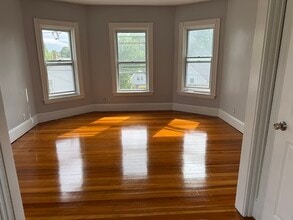 72 Forest St in Attleboro, MA - Foto de edificio - Building Photo