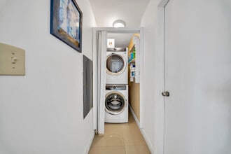 4064 NW 4th Ter in Miami, FL - Building Photo - Building Photo