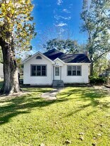 321 S Arcola St in Angleton, TX - Building Photo