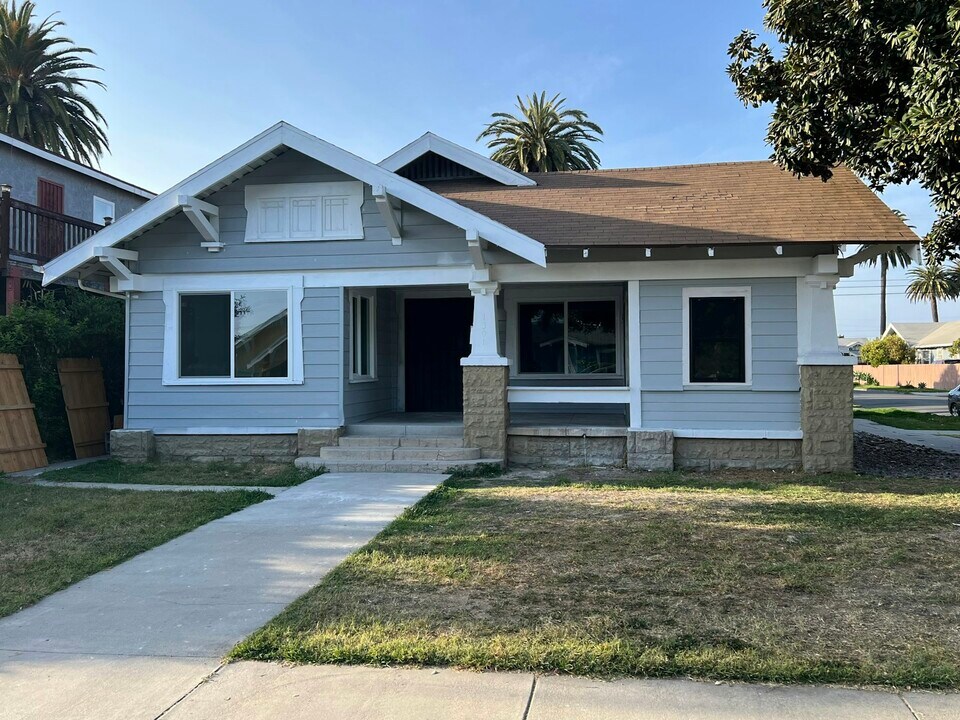 1301 W 47th St in Los Angeles, CA - Building Photo