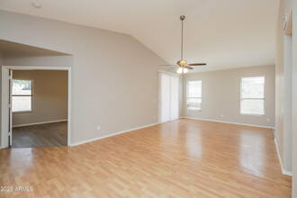 588 E Devon Dr in Gilbert, AZ - Building Photo - Building Photo