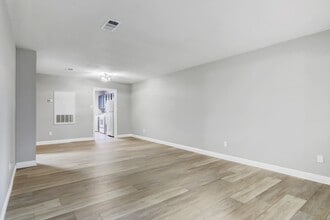 Dowlen Green Apartments in Beaumont, TX - Foto de edificio - Building Photo
