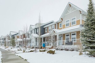 216 Sunset Rd in Cochrane, AB - Building Photo