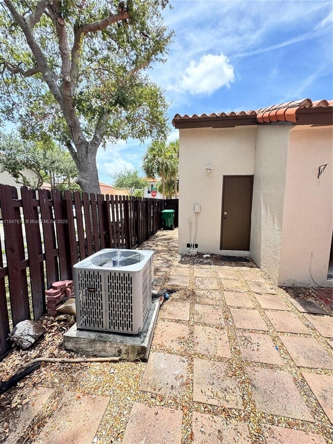 8337 NW 142nd St in Hialeah, FL - Building Photo - Building Photo