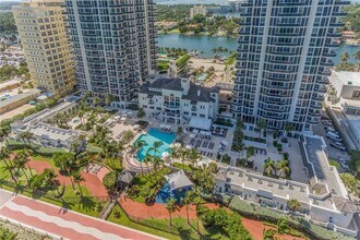 4775 Collins Ave, Unit 3007 in Miami Beach, FL - Building Photo - Building Photo
