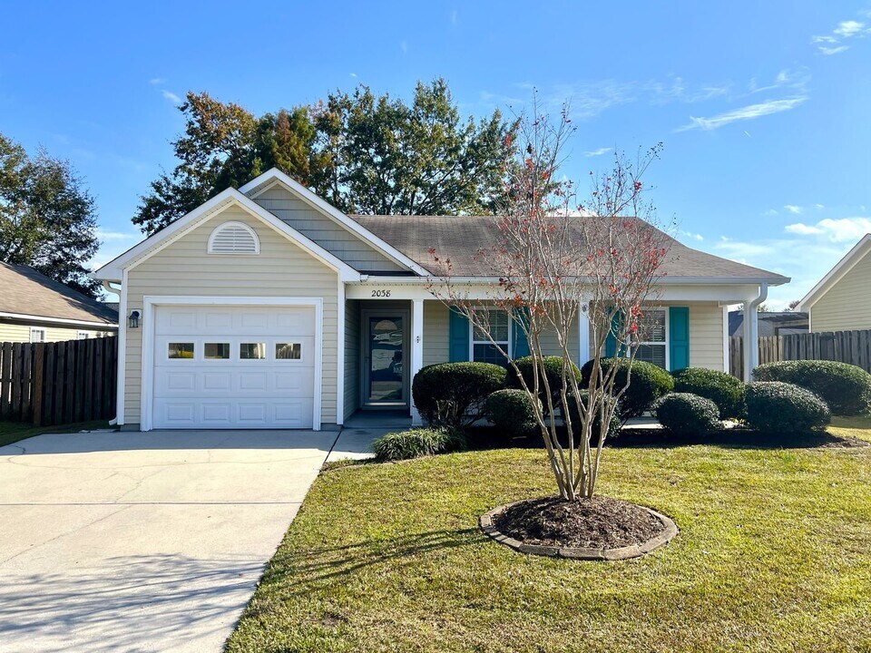 2038 Southern Pine Dr in Leland, NC - Building Photo