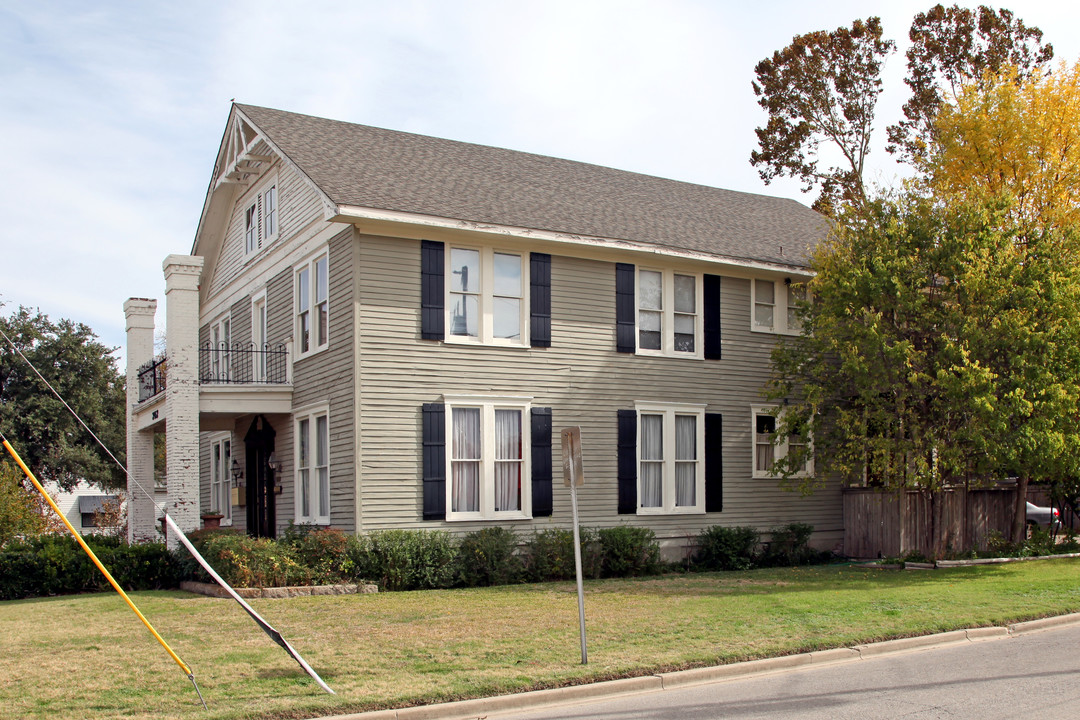 302 E Pecan St in Gainesville, TX - Building Photo