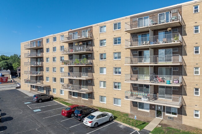 Mark Twain Apartments in Lakewood, OH - Building Photo - Building Photo